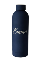 Example of the engraving: the navy bottle laser-engraved with a name in a flowing script, the letters showing silver steel through the matte coating